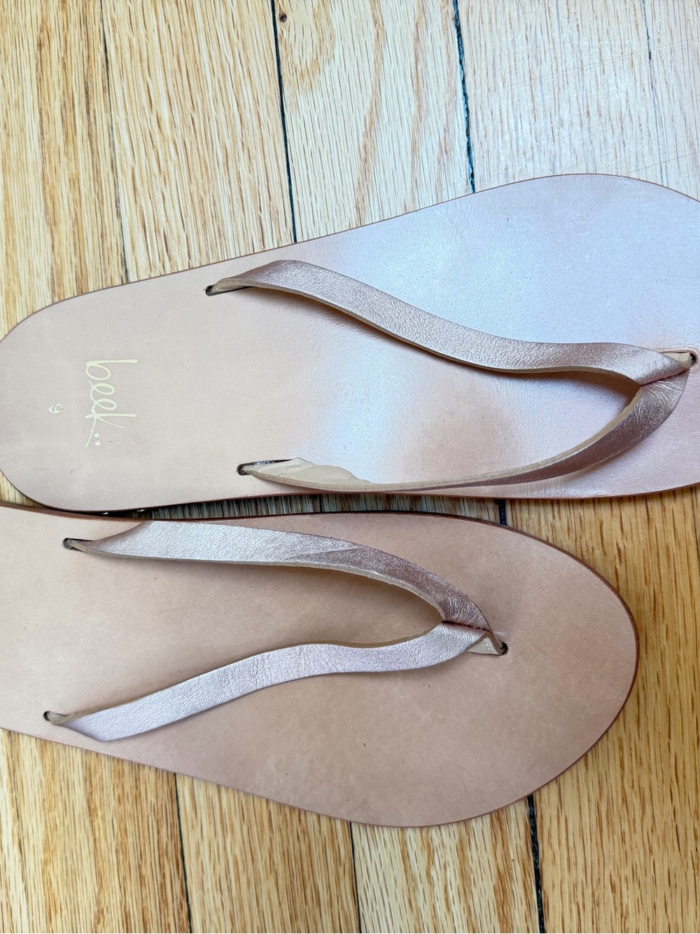 beek NWOT Seabird Flip Flop Honey/Platinum Leather Sandals Women’s Size 9 - Picture 8 of 9